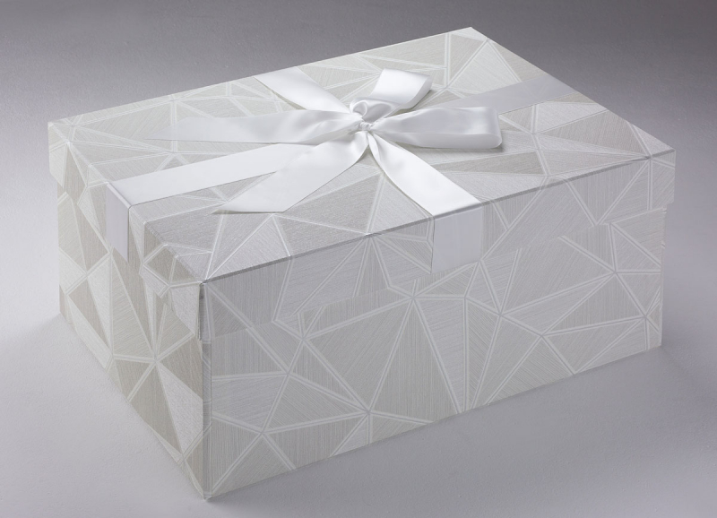 Die Brautkleidbox White Laser passt wunderbar zu jedem Hochzeitskleid.